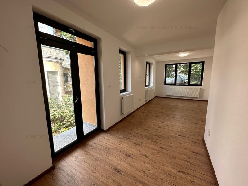 Vitan Mall, adiacent Piata Alba Iulia, 5 camere